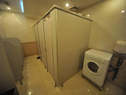 Khu vệ sinh được trang bị máy giặt và các thiết bị hoàn toàn tự động